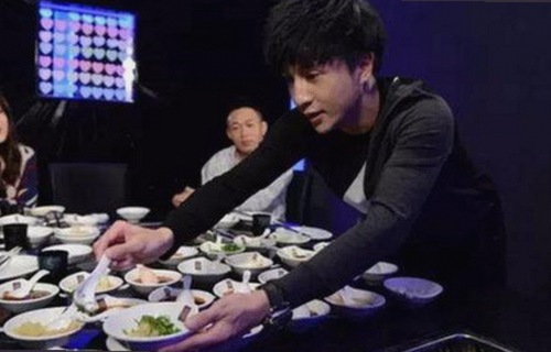 娱乐圈吃瓜智障瞬间引热议，明星恋情背后真相曝光🔥